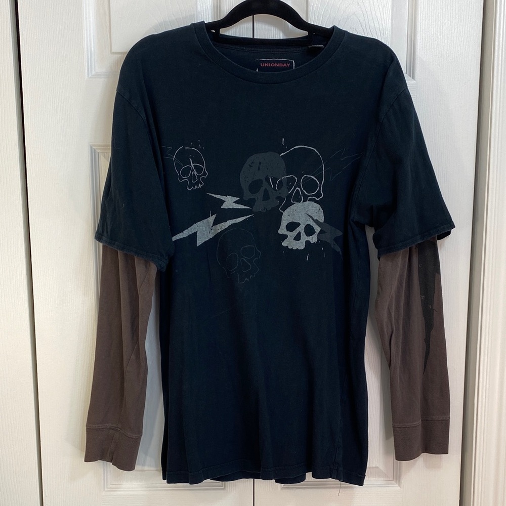 MEN’s 100% Cotton UNIONBAY Tee w Layered Sleeves and Skull Graphic